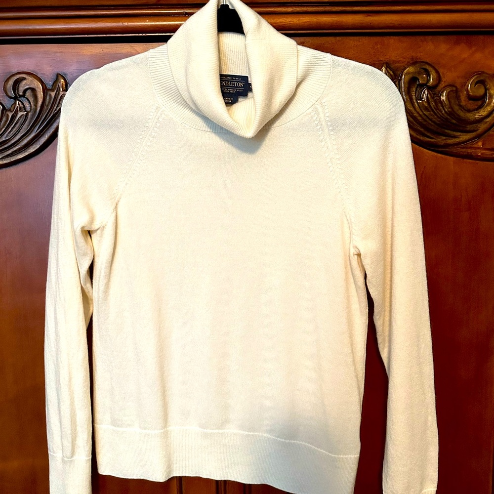 Pendleton Women’s cream colored sweater. Size M